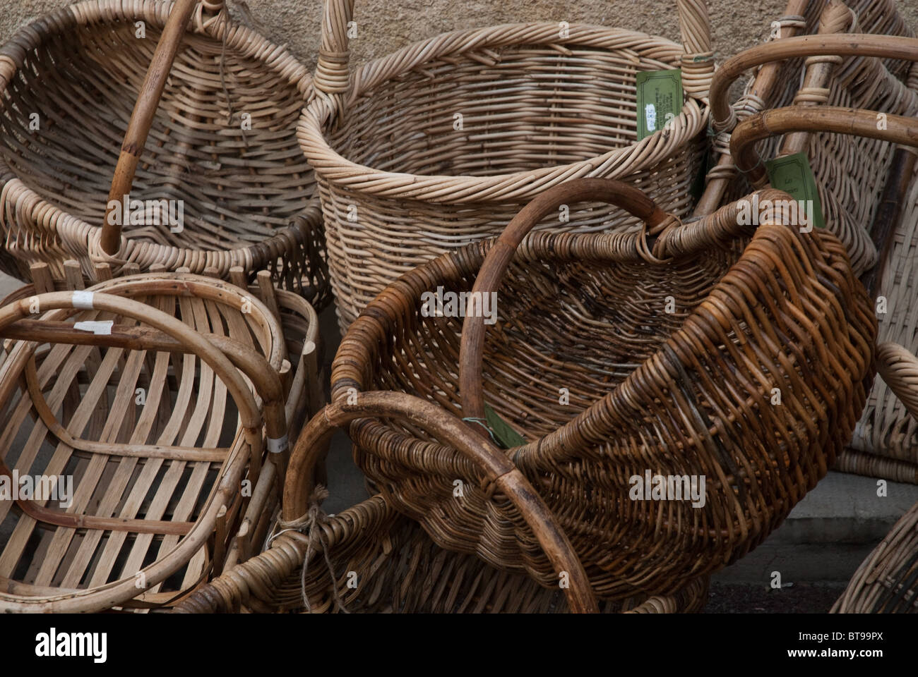 Chiudere fino a Willow cesti in vendita in un piccolo villaggio francese chiamato Cucuron, Provenza, Francia. Diversi willow utilizzato nel crogiolarsi Foto Stock