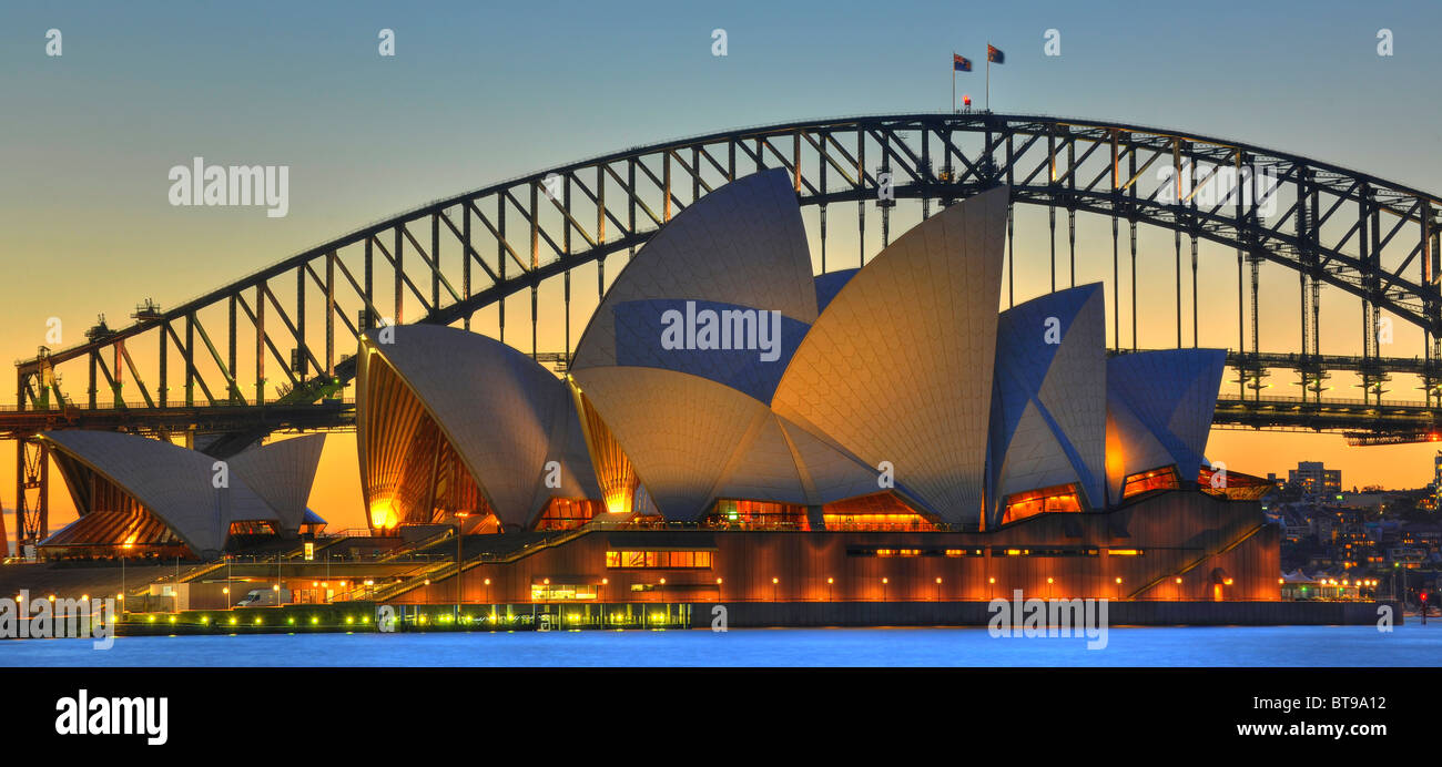 Sydney Opera House e il Sydney Harbour Bridge, notte, Sydney, Nuovo Galles del Sud, Australia Foto Stock