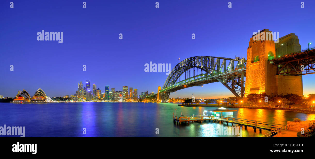Panorama della Sydney Opera House e il Sydney Harbour Bridge, porto, skyline di Sydney, il quartiere centrale degli affari, notte, Sydney Foto Stock