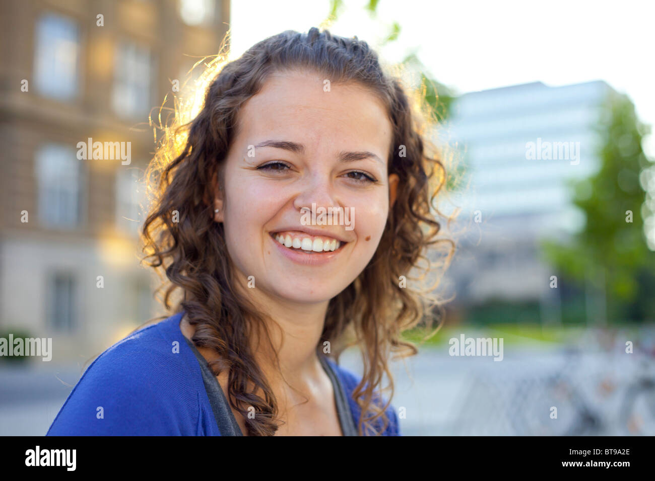 Ritratto di giovane donna con parentesi marrone capelli lunghi Foto Stock