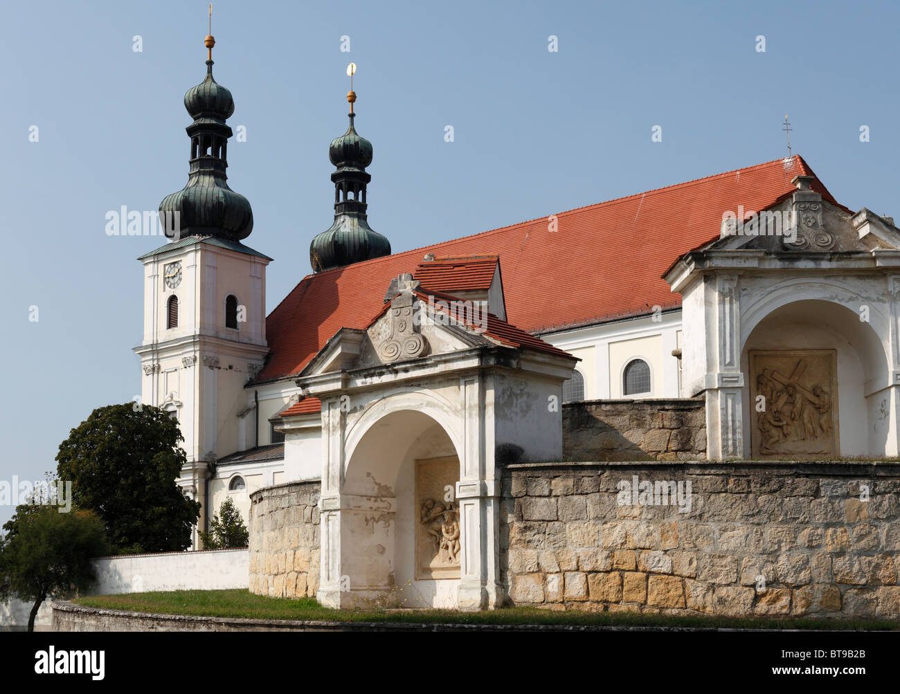 Chiesa di pellegrinaggio 'Maria auf der Heide" e il calvario in Frauenkirchen, Burgenland, Austria, Europa Foto Stock