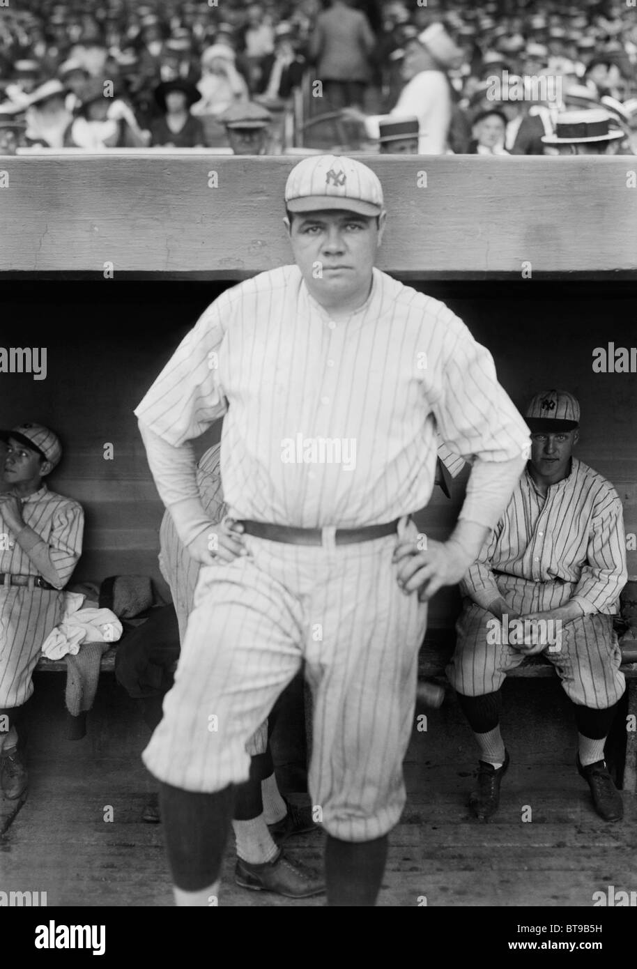 Foto d'epoca circa 1921 della leggenda del baseball Babe Ruth (George Herman Ruth Jr) in New York Yankees striscia. Foto Stock