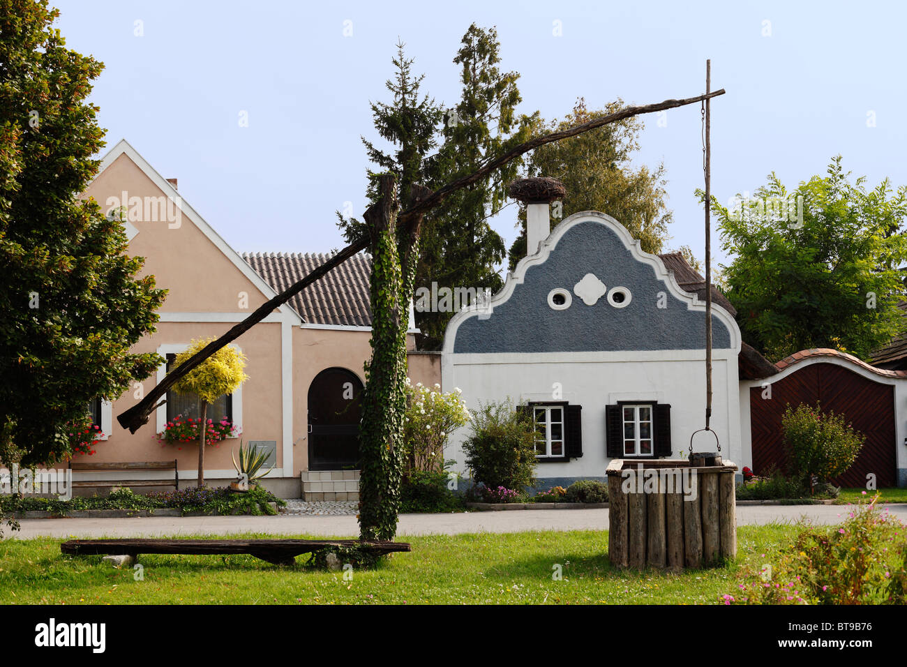 Disegnare bene e Burgenland Casa, Apetlon in Seewinkel, Burgenland, Austria, Europa Foto Stock