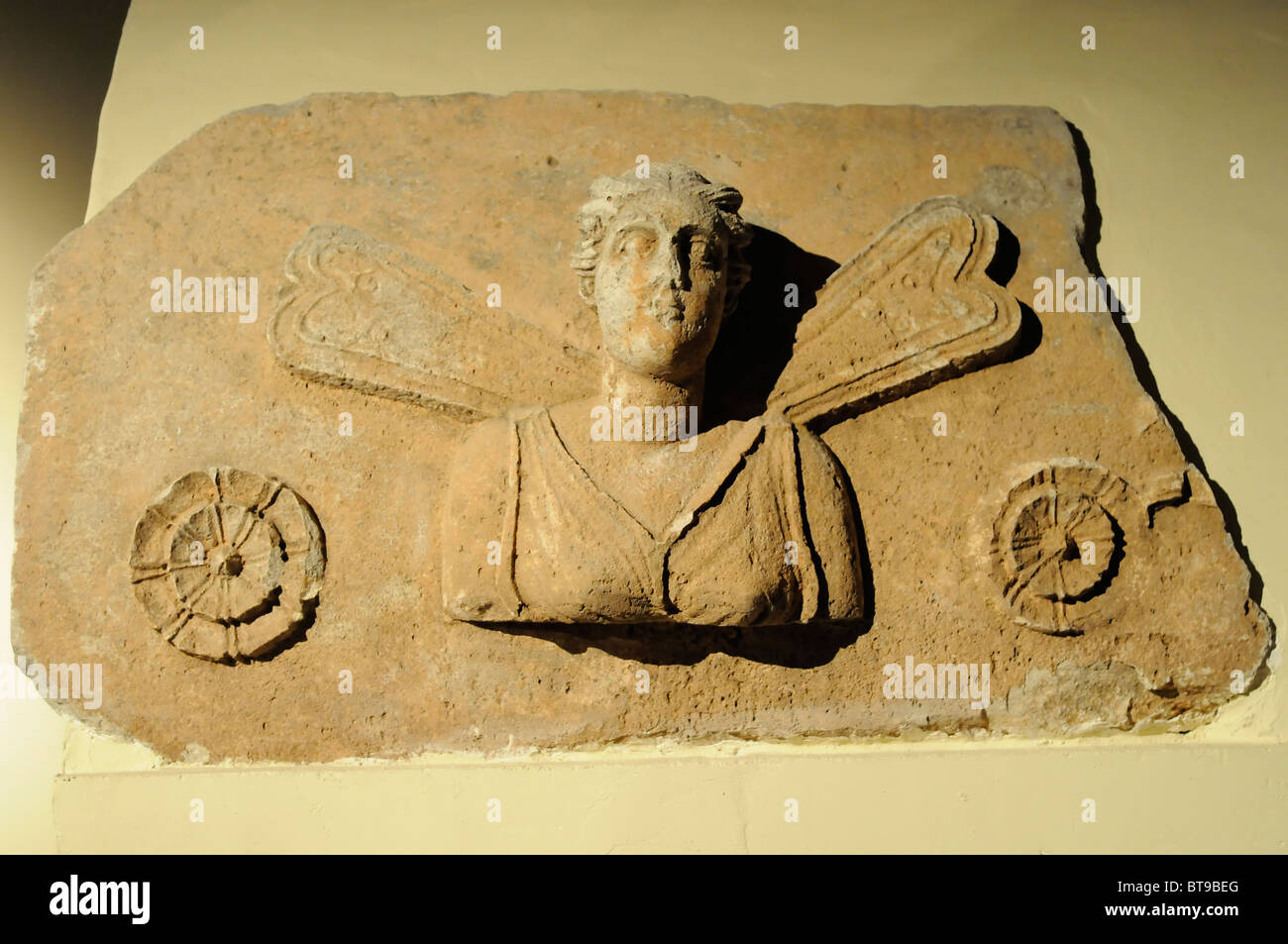 Busto di Psiche dal II secolo marmo Coperchio di sarcofago, Museo Archeologico (Arkeoloji Muzesi), Istanbul, Turchia Foto Stock