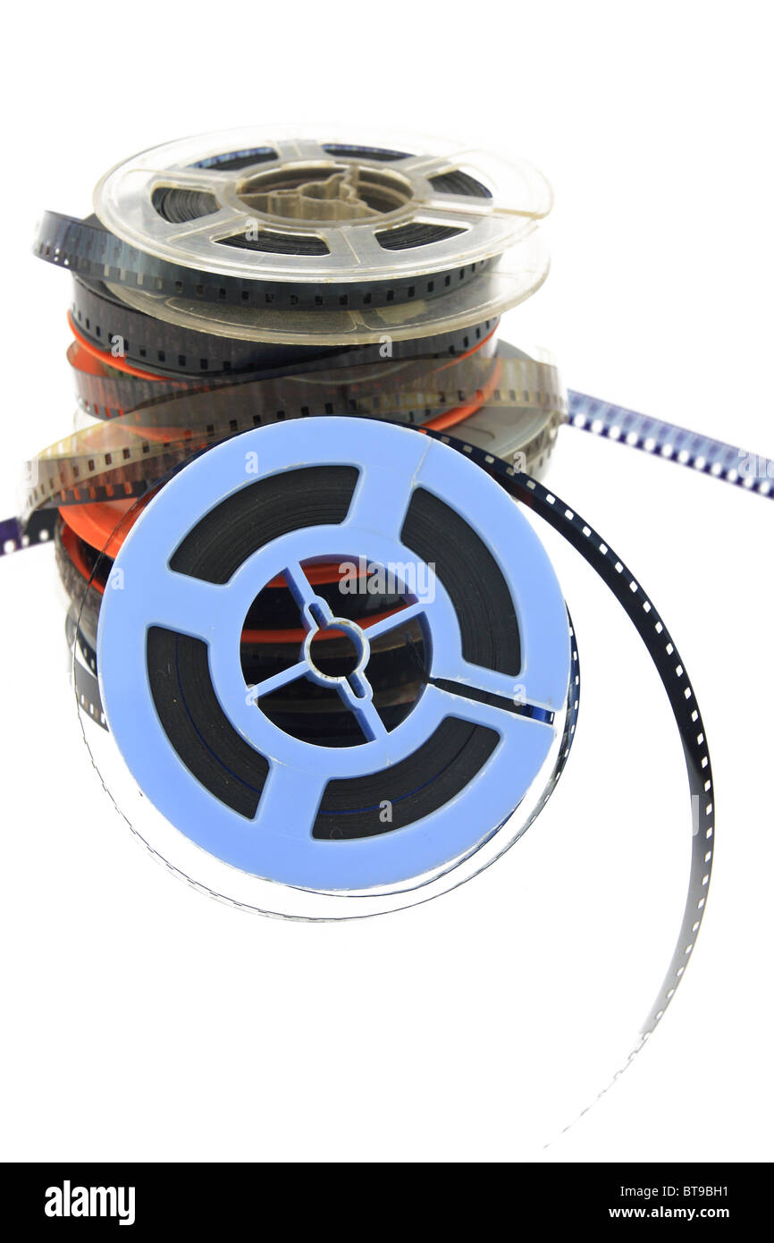 Pila di vecchi film sulla bobina in plastica su bianco Foto Stock