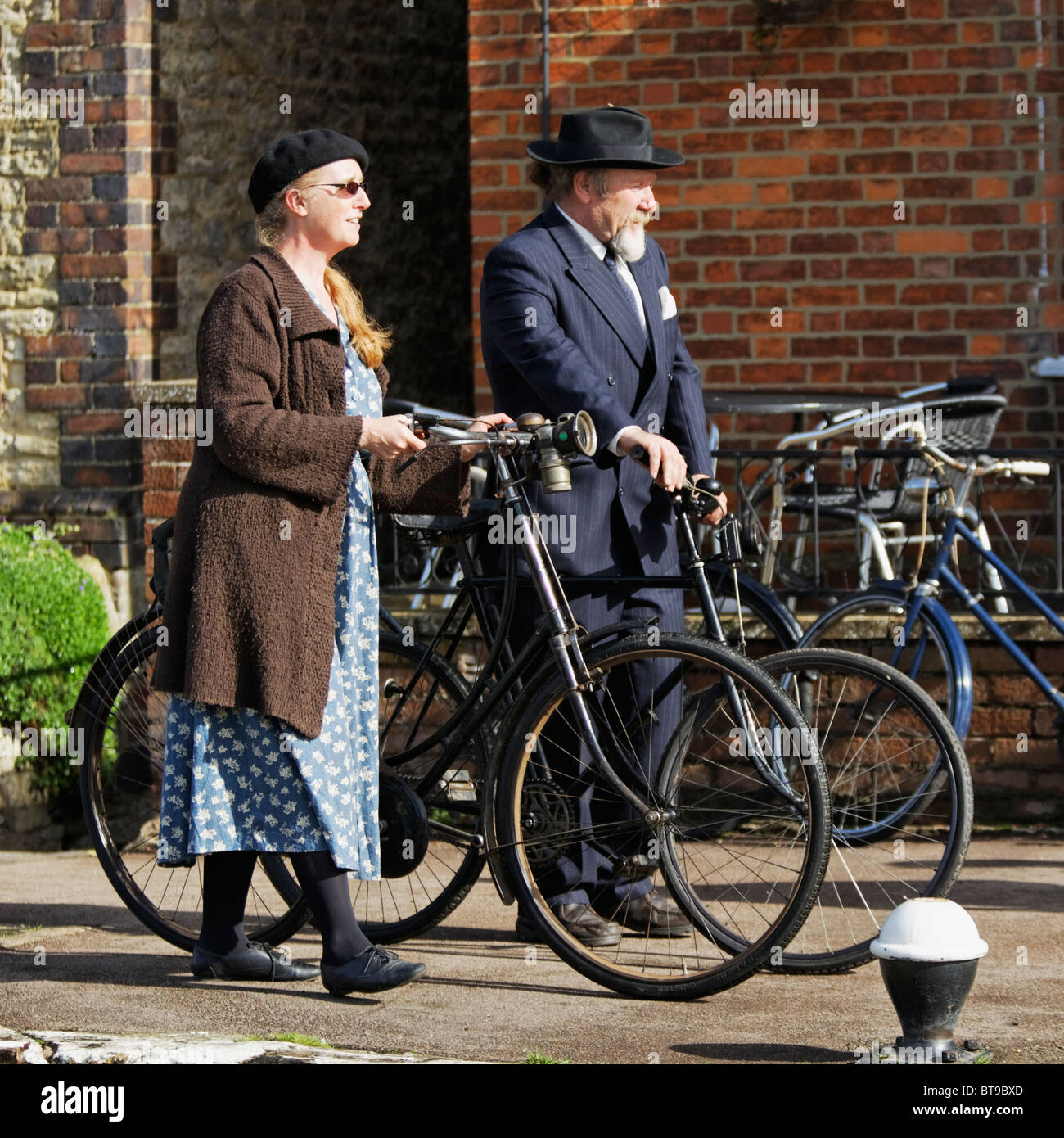Pre 1940s Ladies passo attraverso il pedale di sicurezza Bicicletta & Gents con traversa Foto Stock