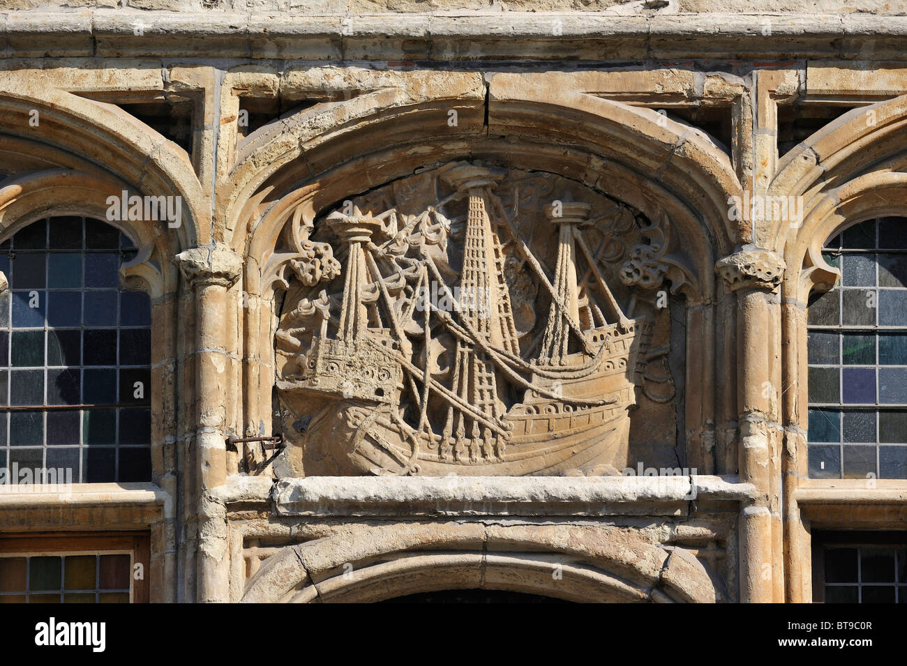 Emblema della nave al di sopra della porta guildhall presso l'Erba Lane / Graslei a Gand, Belgio Foto Stock