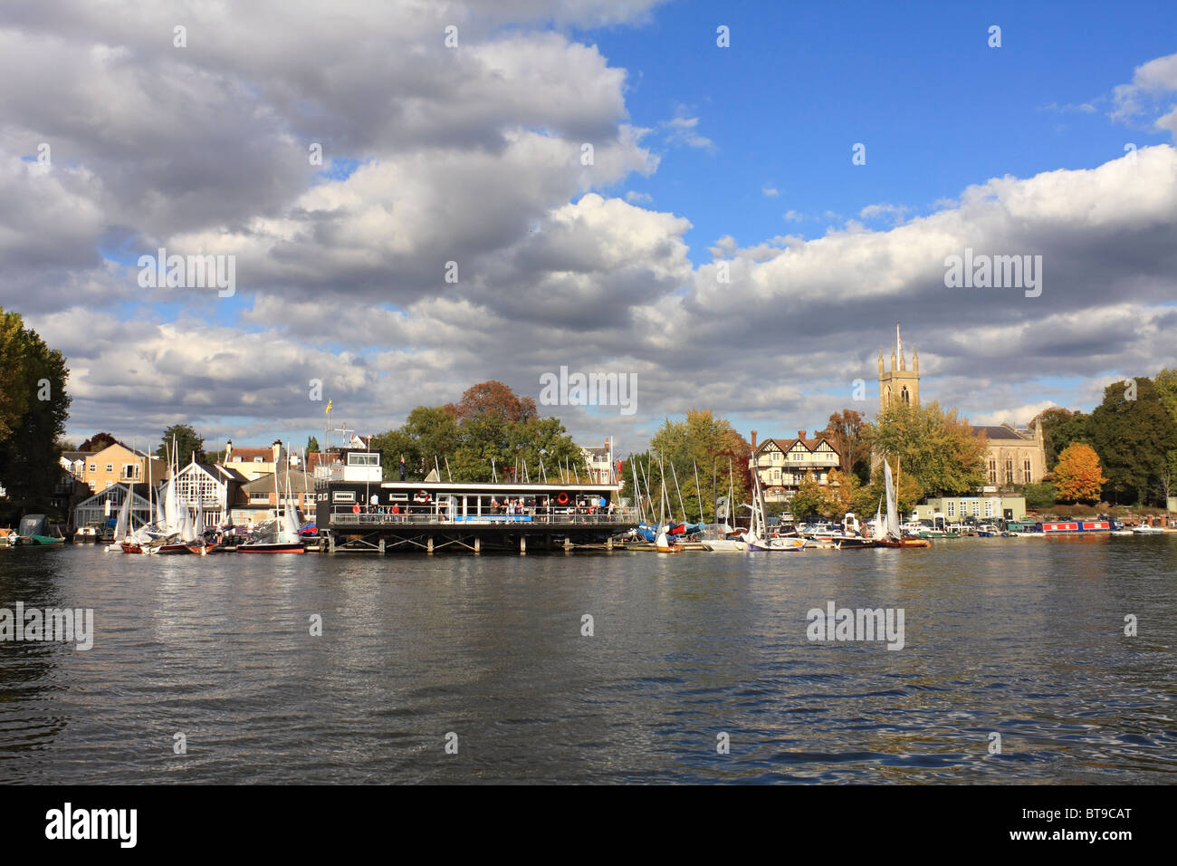 Hampton Sailing Club sul Fiume Tamigi a Hampton, England Regno Unito. Foto Stock