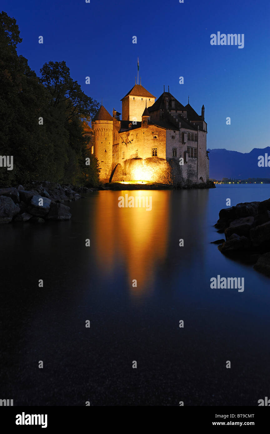 Il Castello di Chillon sul lago di Ginevra di notte, Veytaux, Montreux, Svizzera, Europa Foto Stock