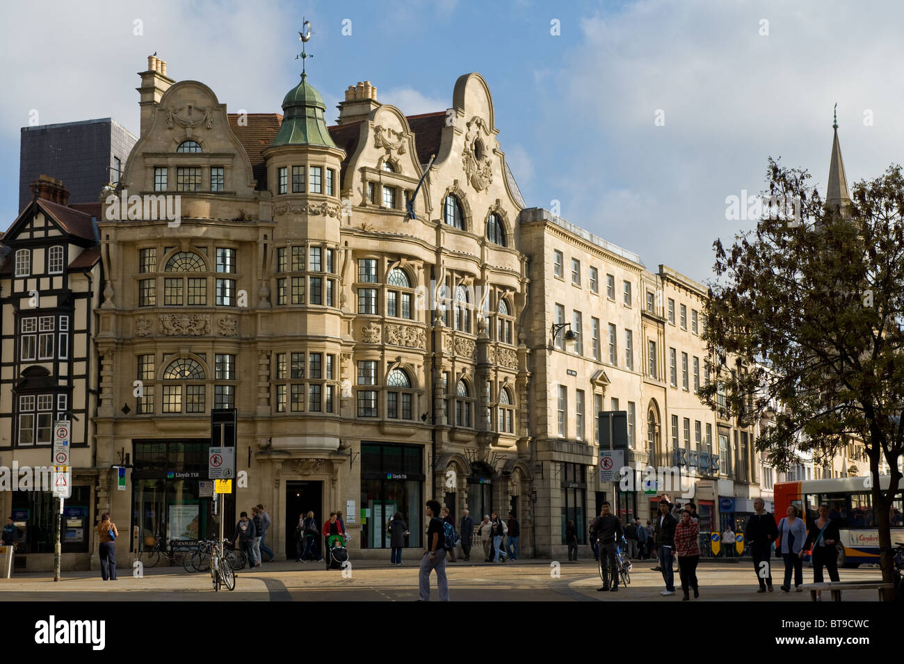 Alcuni degli edifici ornati in quale angolo su Carfax crocevia al centro della città universitaria di Oxford Foto Stock