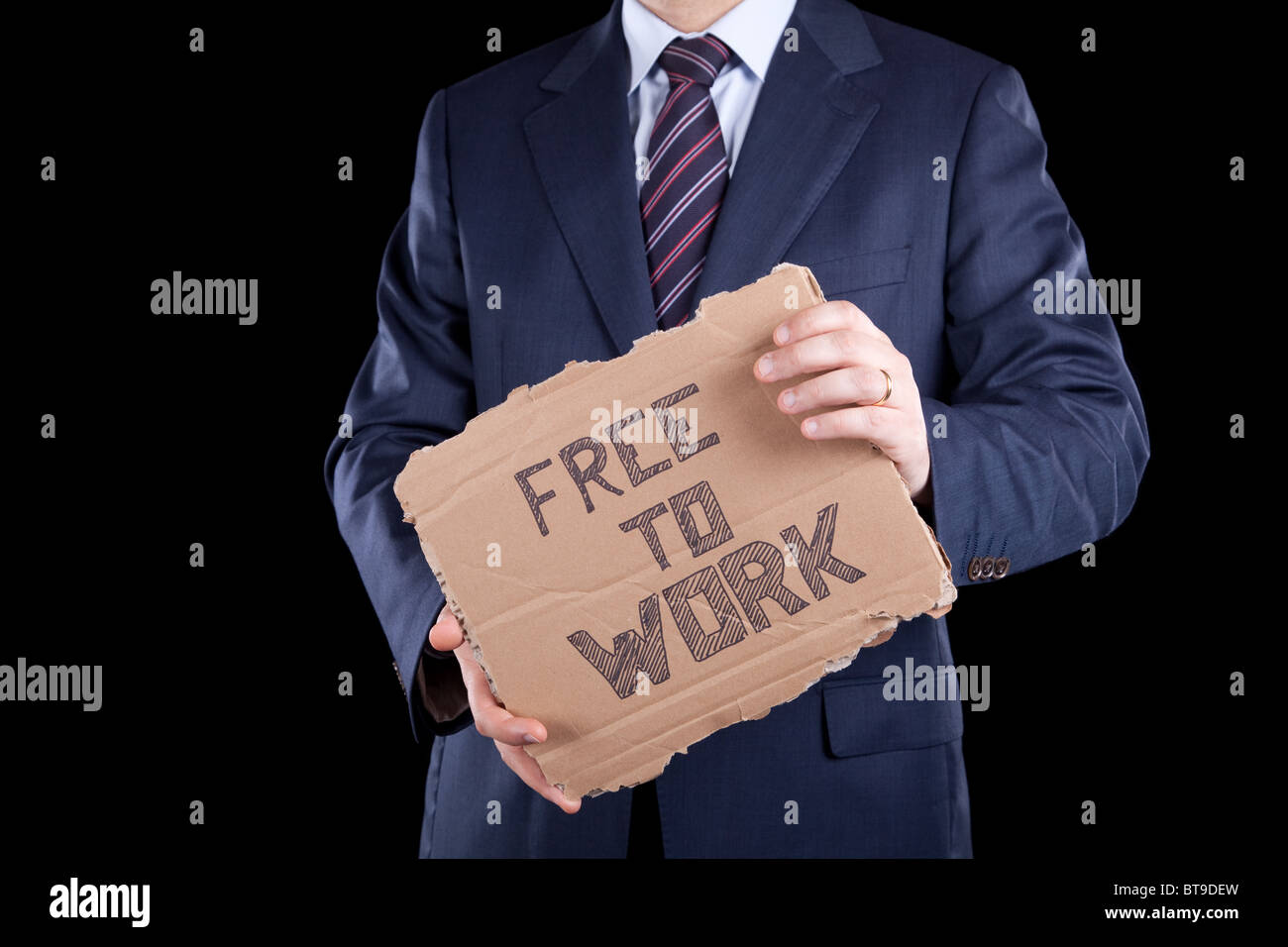 Disoccupati irriconoscibile imprenditore che mostra un messaggio in un cartone che ha bisogno di un lavoro Foto Stock