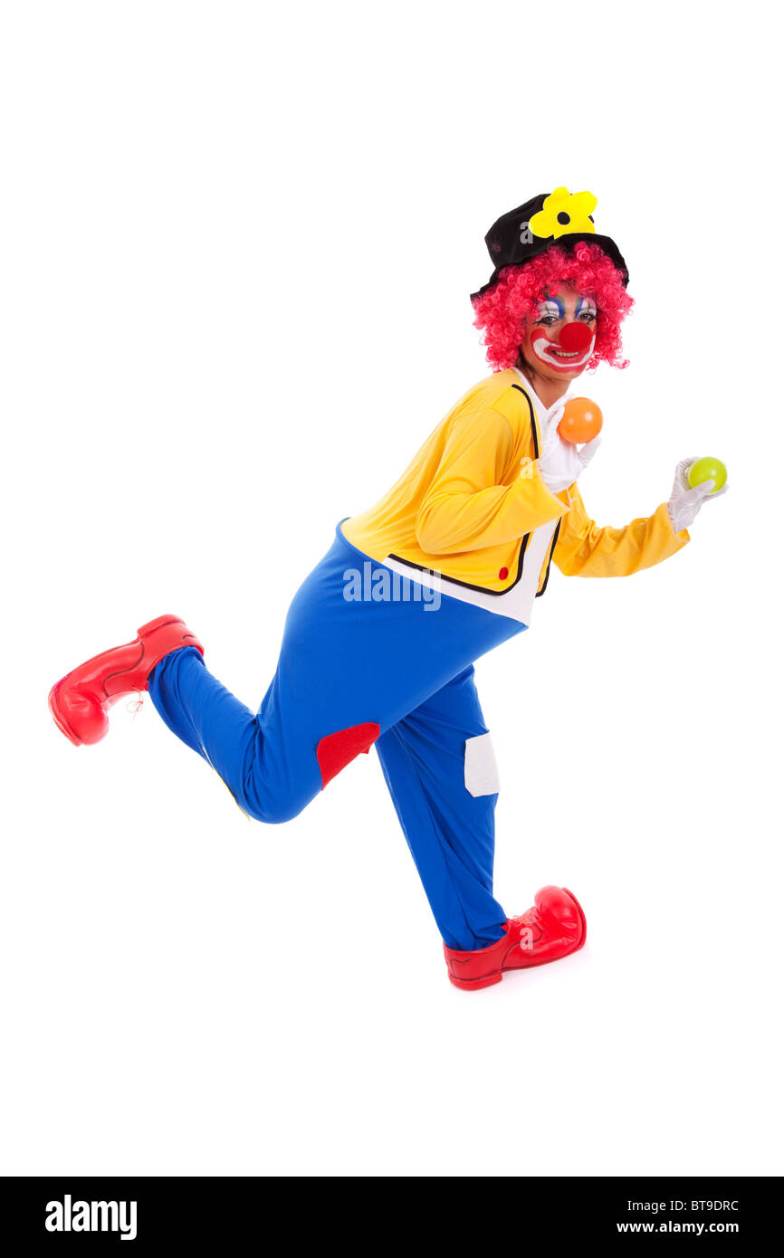 Funny clown tenendo le sfere di colore (isolato su bianco) Foto Stock