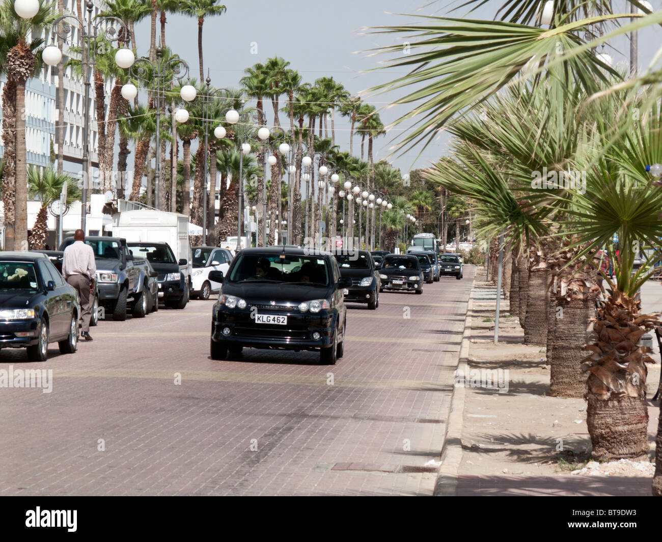 Leoforos Athinon sul lungomare Finikoudhes, Larnaca, Cipro Foto Stock