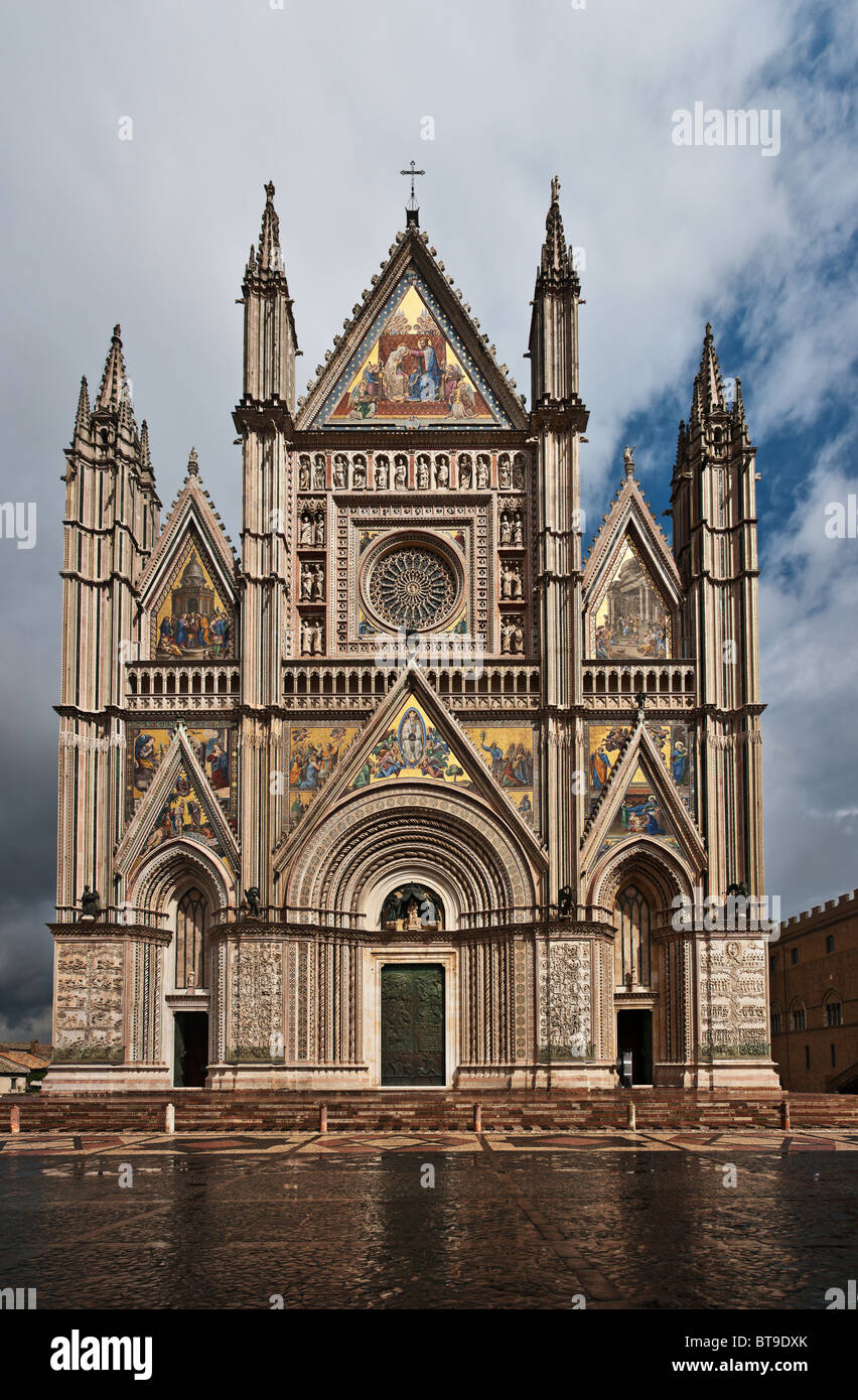 Duomo di Orvieto (cattedrale di Orvieto) ricca facciata decorata, Umbria, Italia Foto Stock