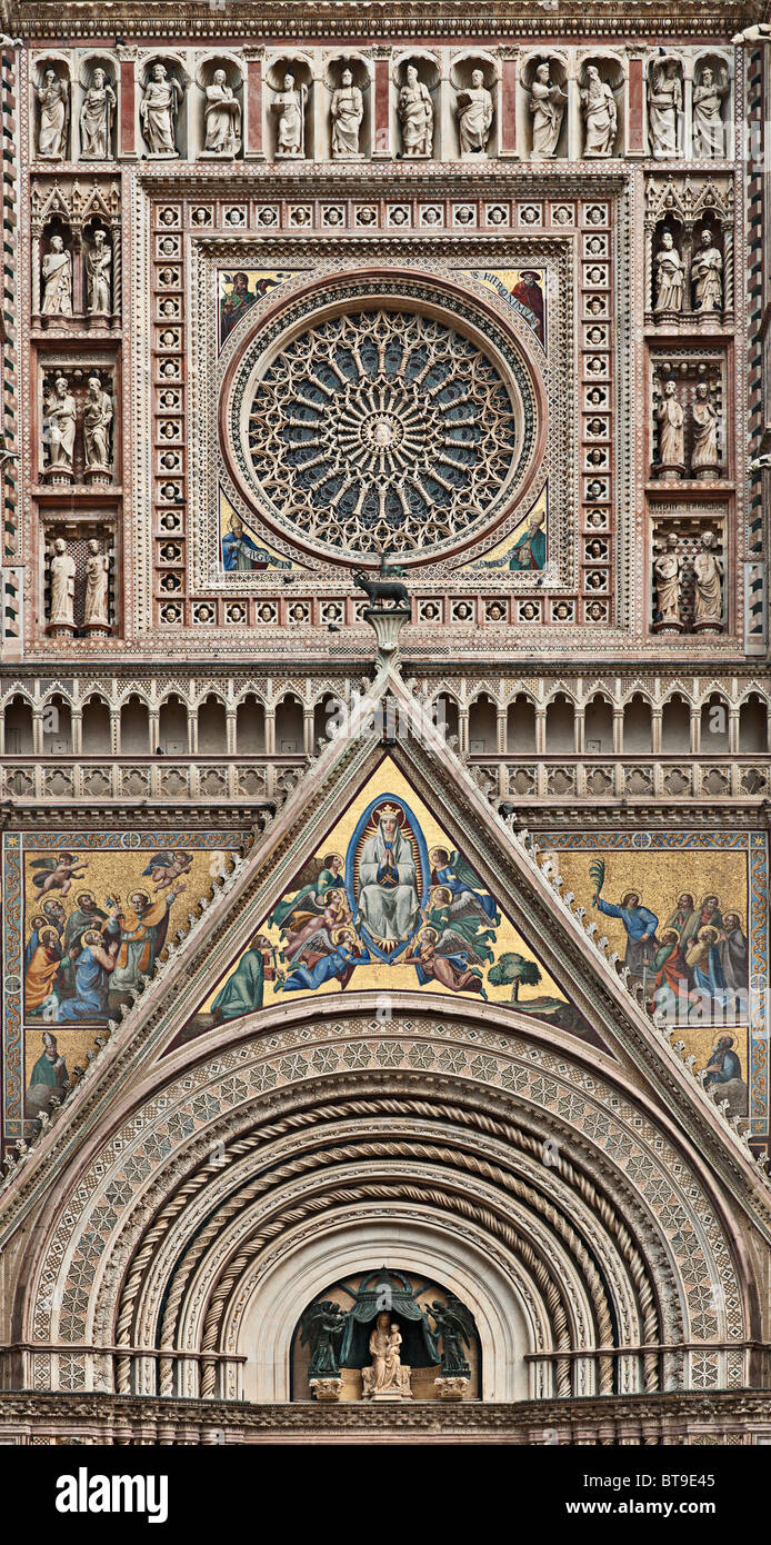 Rosone e la decorazione della facciata del Duomo di Orvieto (cattedrale di Orvieto), Umbria, Italia Foto Stock