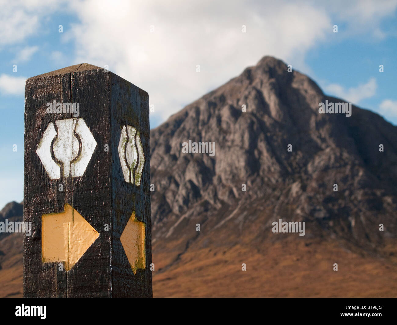 West Highland Way, dito post direzione segno modo contrassegnare con Buachaille Etive Mor in background, Scotland, Regno Unito Foto Stock