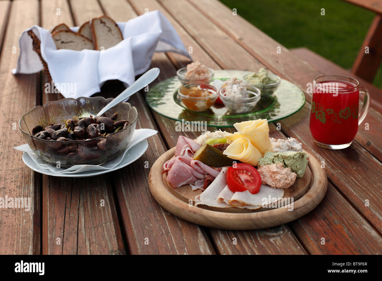 Brettljause, una piastra con affettati, Stiria scarlet runner fagioli e un bicchiere di Schilcher Sturm, deve vino, Buschenschank Foto Stock