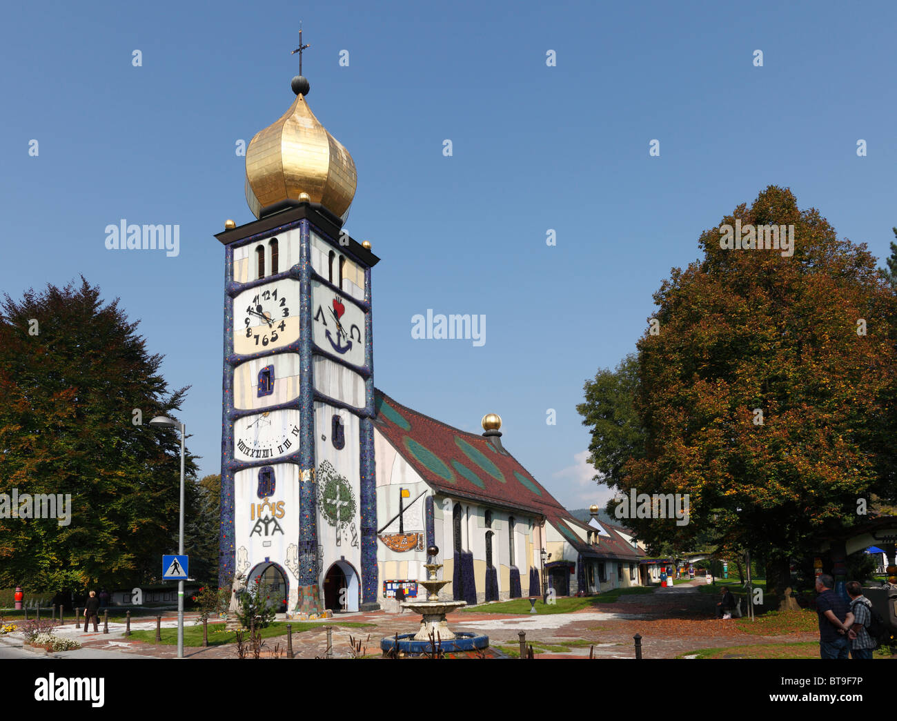 Chiesa parrocchiale di Santa Barbara, progettato da Friedensreich Hundertwasser, Baernbach, Stiria, Austria, Europa Foto Stock