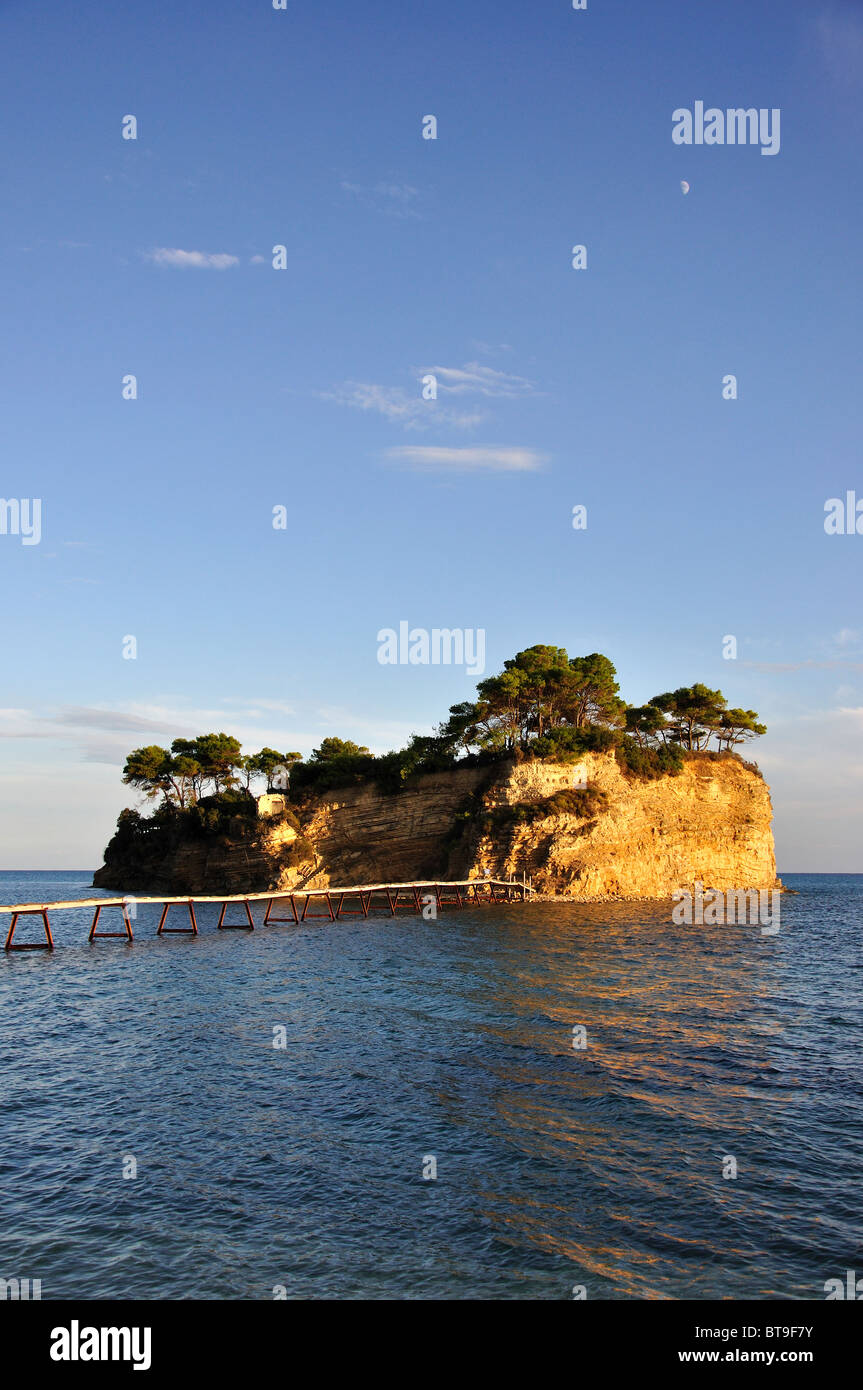 Agios Sostis Island e il ponte al tramonto, Zacinto (Zante), Isole Ionie, Grecia Foto Stock