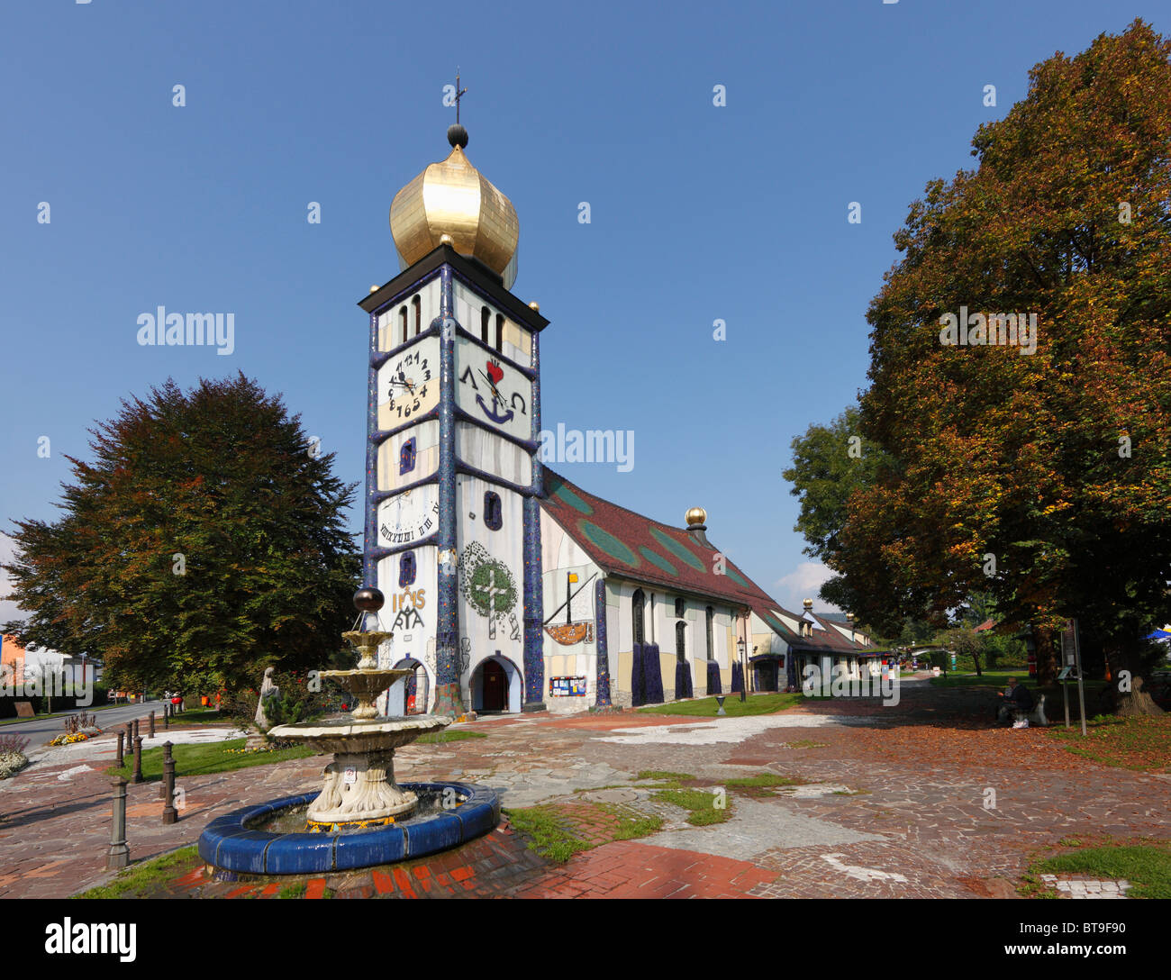 Chiesa parrocchiale di Santa Barbara, progettato da Friedensreich Hundertwasser, Baernbach, Stiria, Austria, Europa Foto Stock