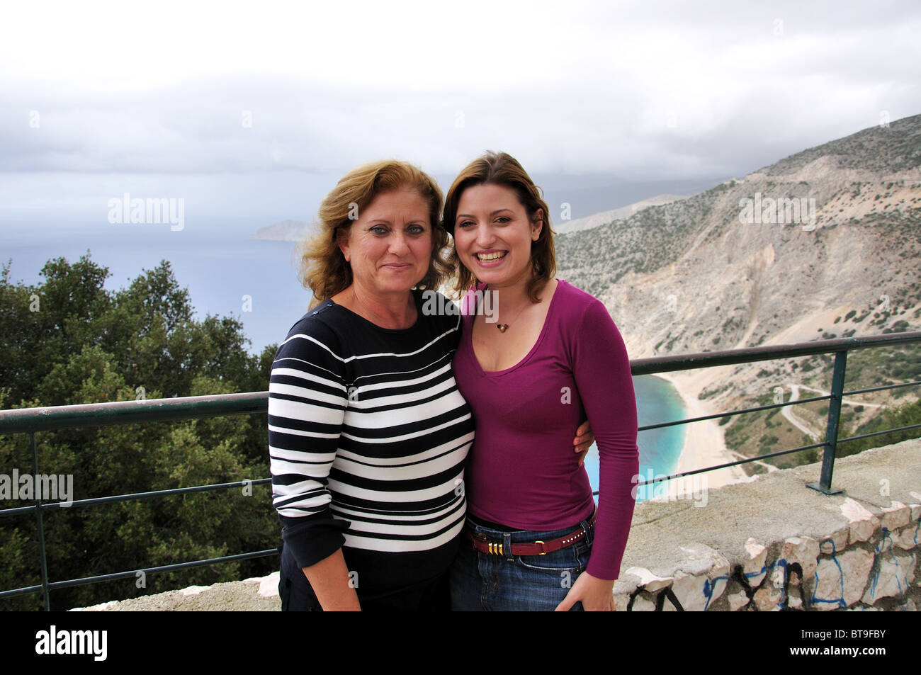 Madre e figlia greca a Myrtou Bay, Cefalonia (Cefalonia), Isole IONIE, Grecia Foto Stock