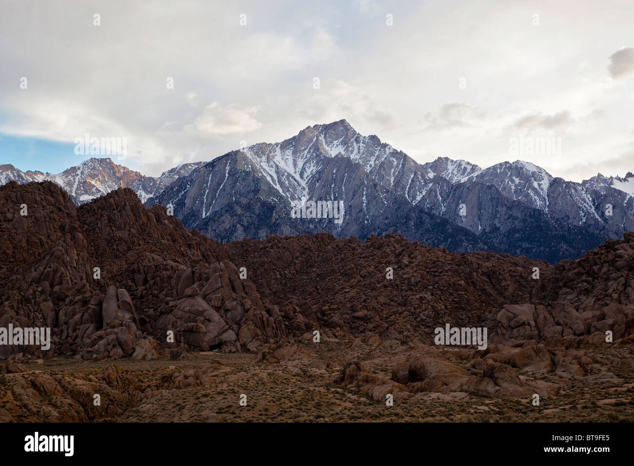 Il Monte Whitney, Alabama Hills, Sierra Nevada, in California, Stati Uniti d'America Foto Stock