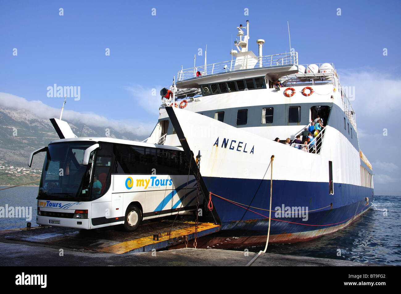 Autobus che parte dal traghetto da Zante, Pessada, Cefalonia (Cefalonia), Isole IONIE, Grecia Foto Stock