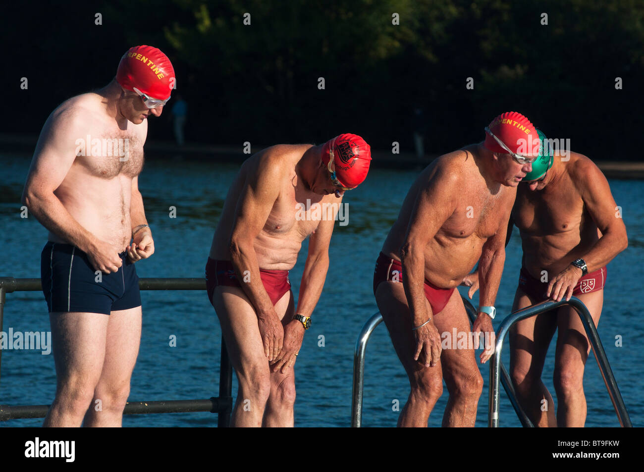 Nuotatori ottenere la lettura per entrare in acqua presto su un Sabato mattina a serpentina, Hyde Park, London, Regno Unito Foto Stock