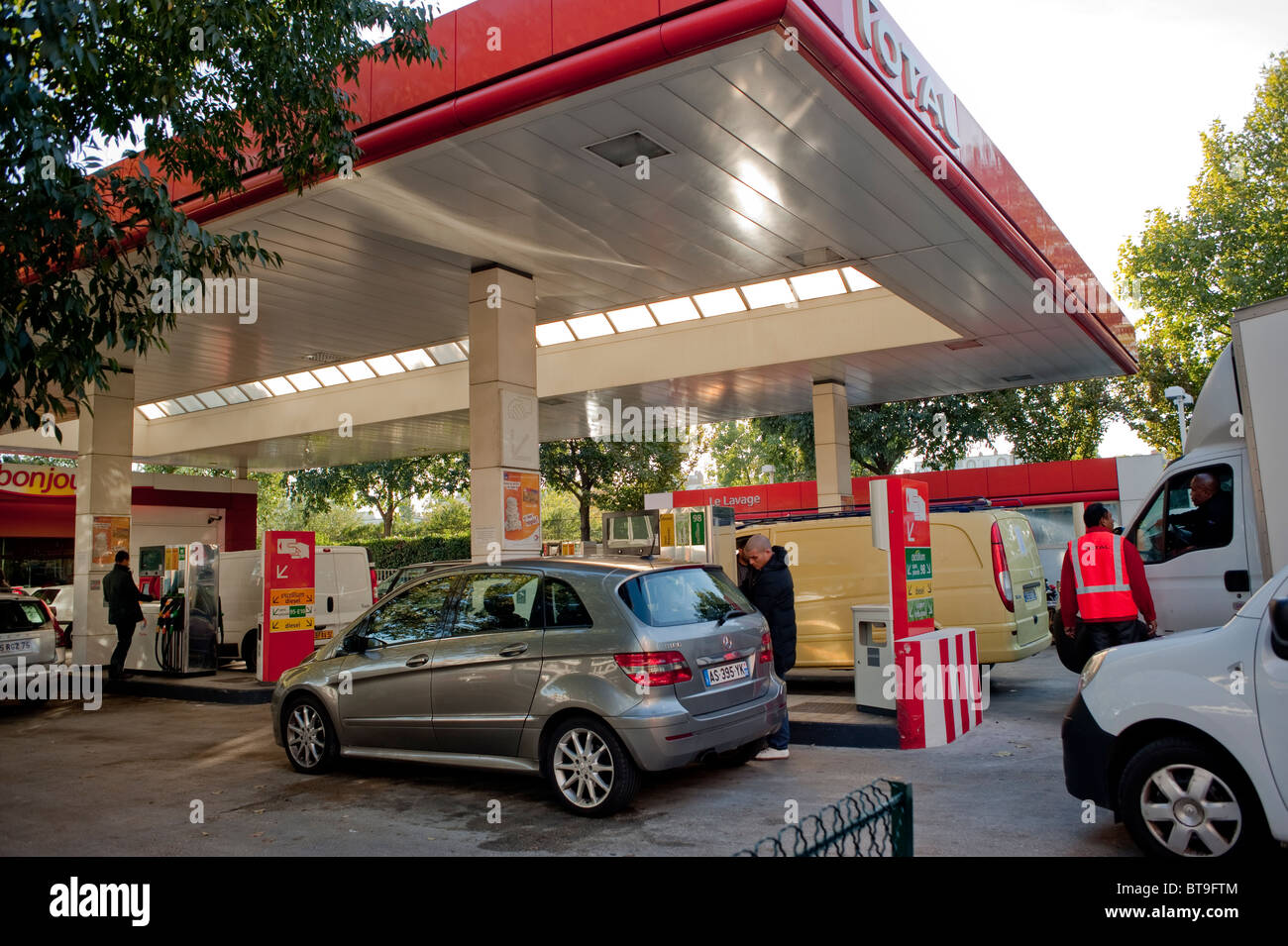 MONTREUIL (Parigi), Francia, stazione di servizio francese, linea auto, acquisto panico, a causa degli scioperi nazionali contro il governo Foto Stock