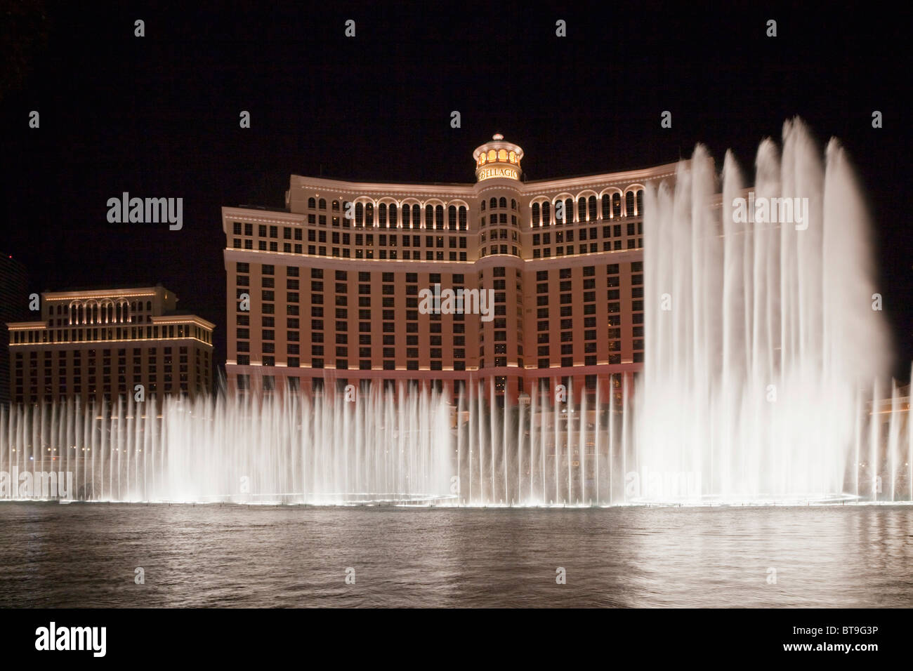 Acqua mostrano al Bellagio Hotel di notte, Las Vegas, Nevada, STATI UNITI D'AMERICA Foto Stock