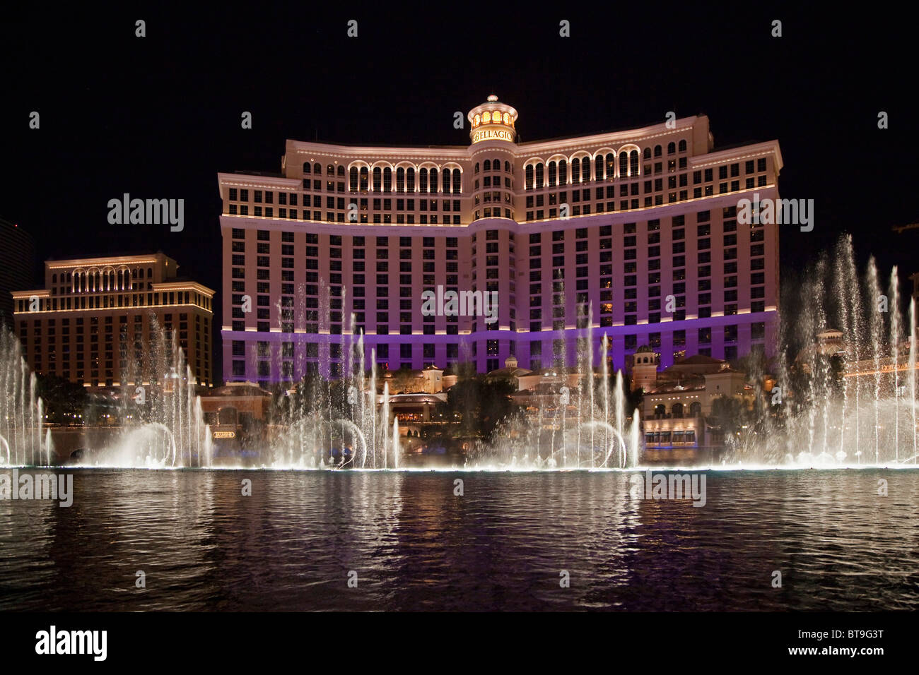 Acqua mostrano al Bellagio Hotel di notte, Las Vegas, Nevada, STATI UNITI D'AMERICA Foto Stock