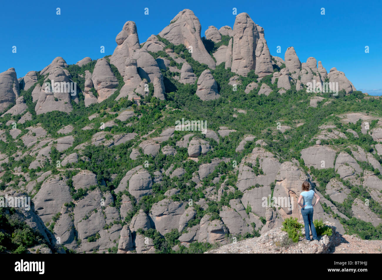 Ragazza godendo le famose colline di Montserrat Foto Stock