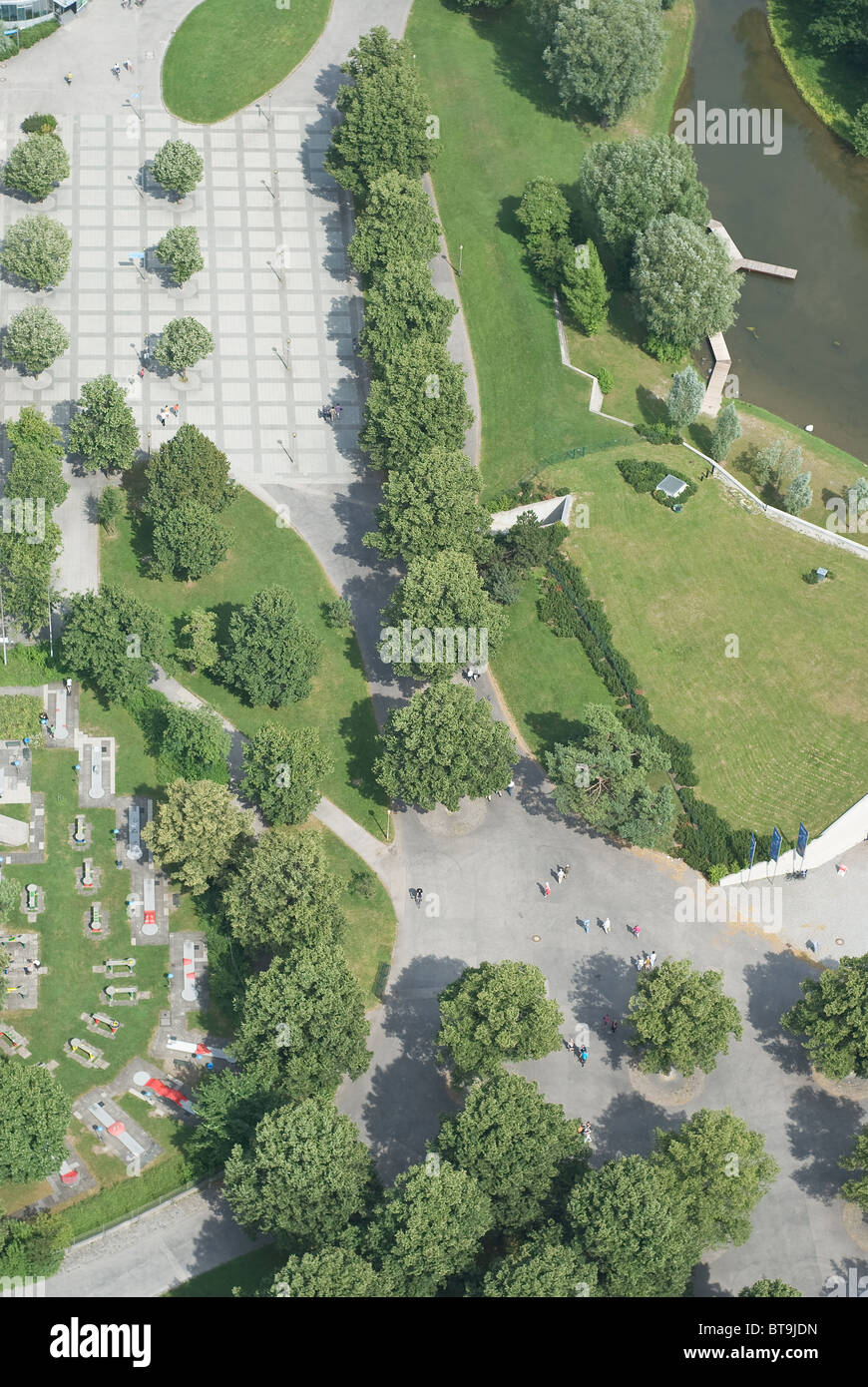 Vista aerea con passaggio pedonale come simbolo della pianificazione urbana Foto Stock