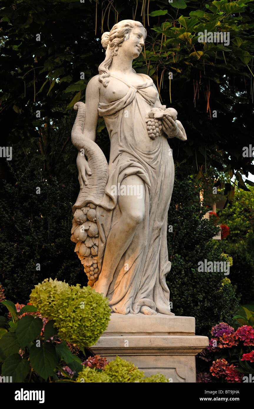 Statua femminile con una cornucopia, nel parco del Rebstock hotel-ristorante, Halbguetle 30, Durbach, Baden-Wuerttemberg Foto Stock