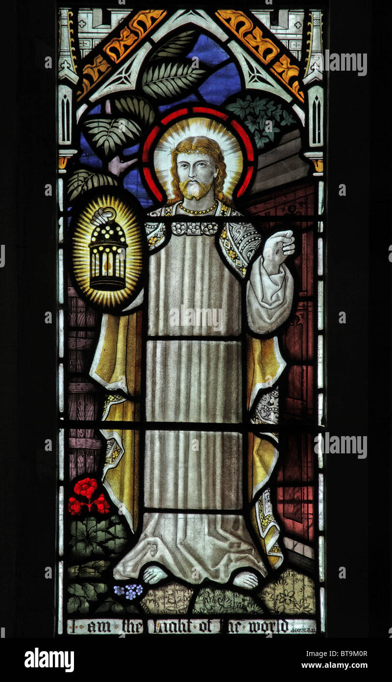 Una finestra di vetro colorato che raffigura Gesù come luce del mondo, Challacombe Chiesa, Devon Foto Stock