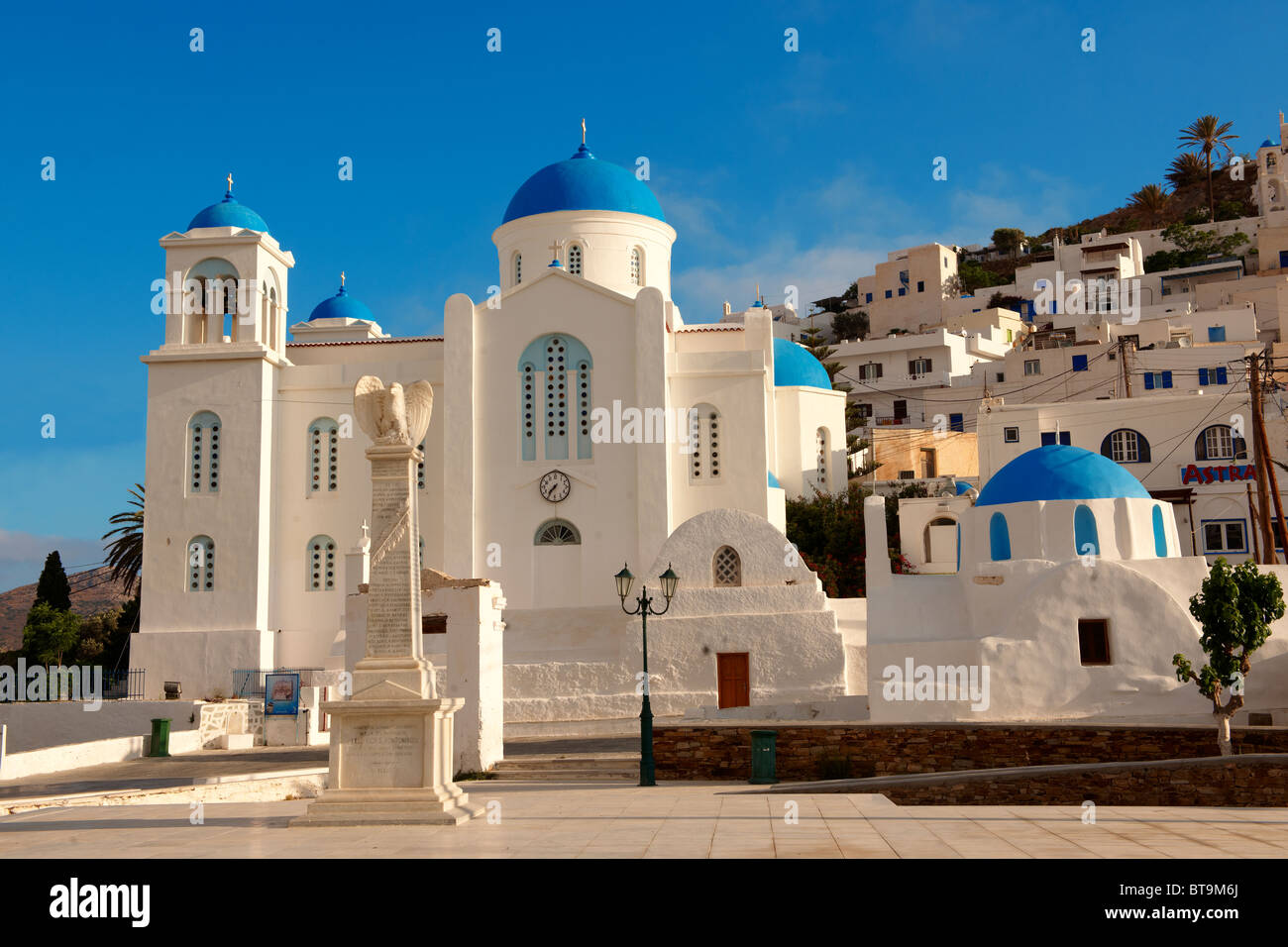 A cupola blu greco bizantino cappella ortodossa di Panaghia Gremiotissa. Chora (Hora), Ios Cicladi, Grecia. Foto Stock