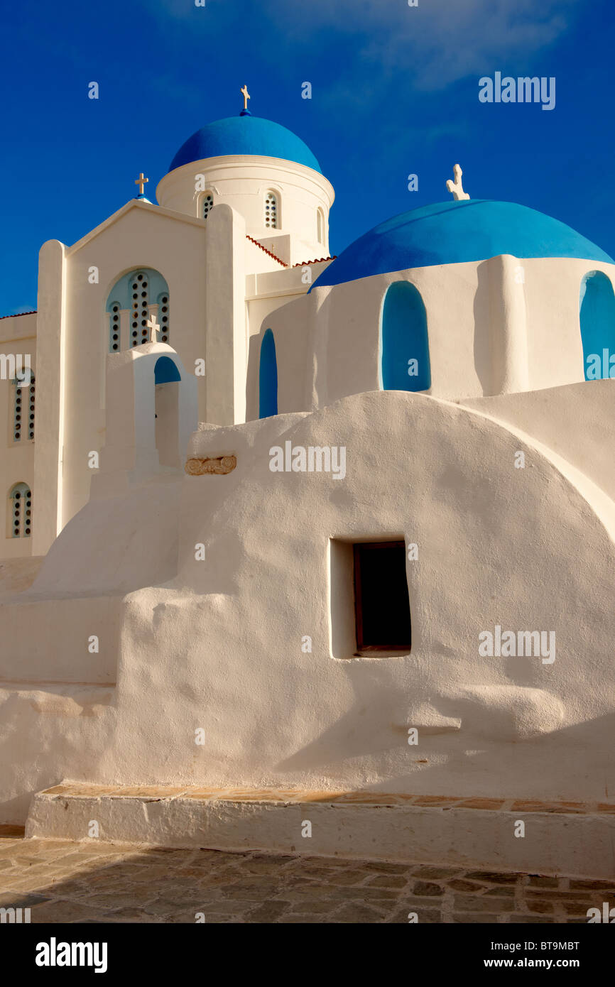 A cupola blu greco bizantino cappella ortodossa di Panaghia Gremiotissa. Chora (Hora), Ios Cicladi, Grecia. Foto Stock