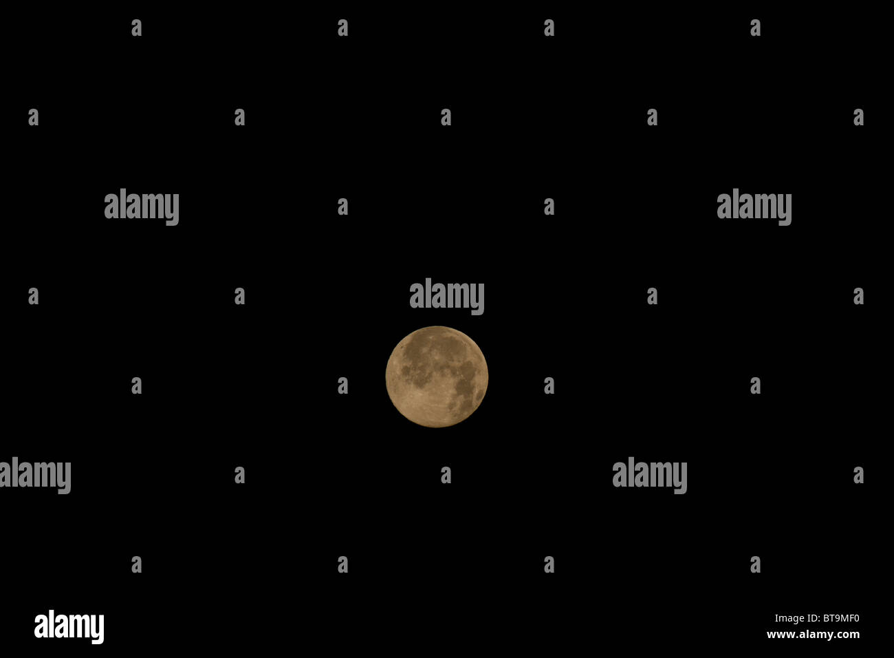 Piena Autunno Luna arancione (prese con un 300mm lente) davvero buona risoluzione, visibili i crateri da impatto e lunar maria Foto Stock