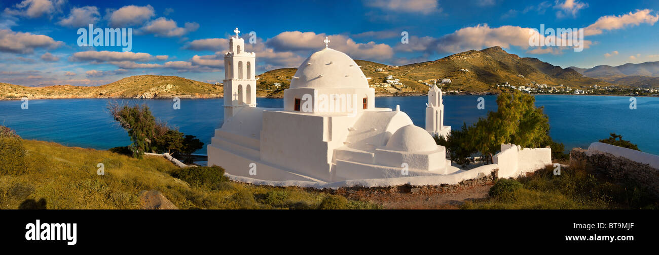 La chiesa bizantina di Agia Irene sul porto di Ormos, Ios Cicladi, Grecia Foto Stock
