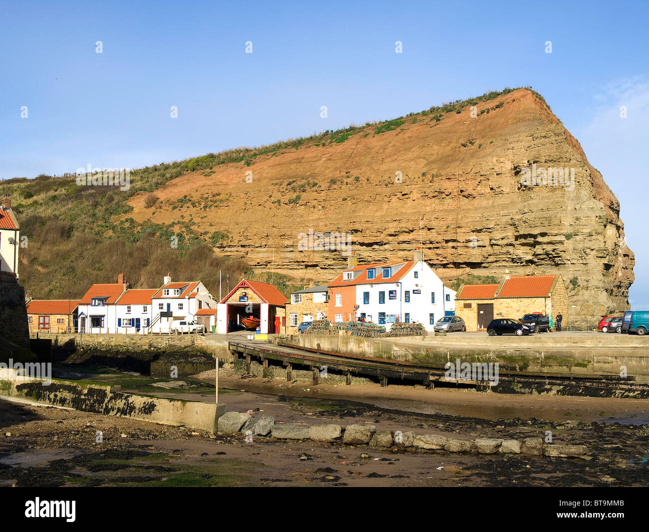 Cowbar Nab e la scialuppa di salvataggio stazione dal porto Staithes Foto Stock