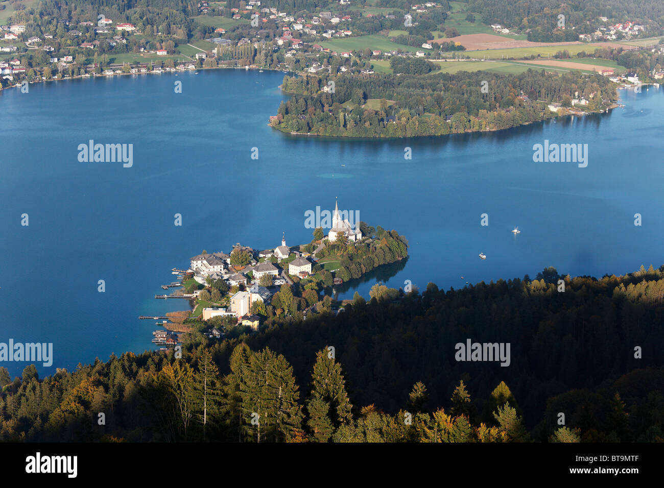 Maria Woerth penisola, lago Woerth, vista dalla montagna Pyramidenkogel, Carinzia, Austria, Europa Foto Stock