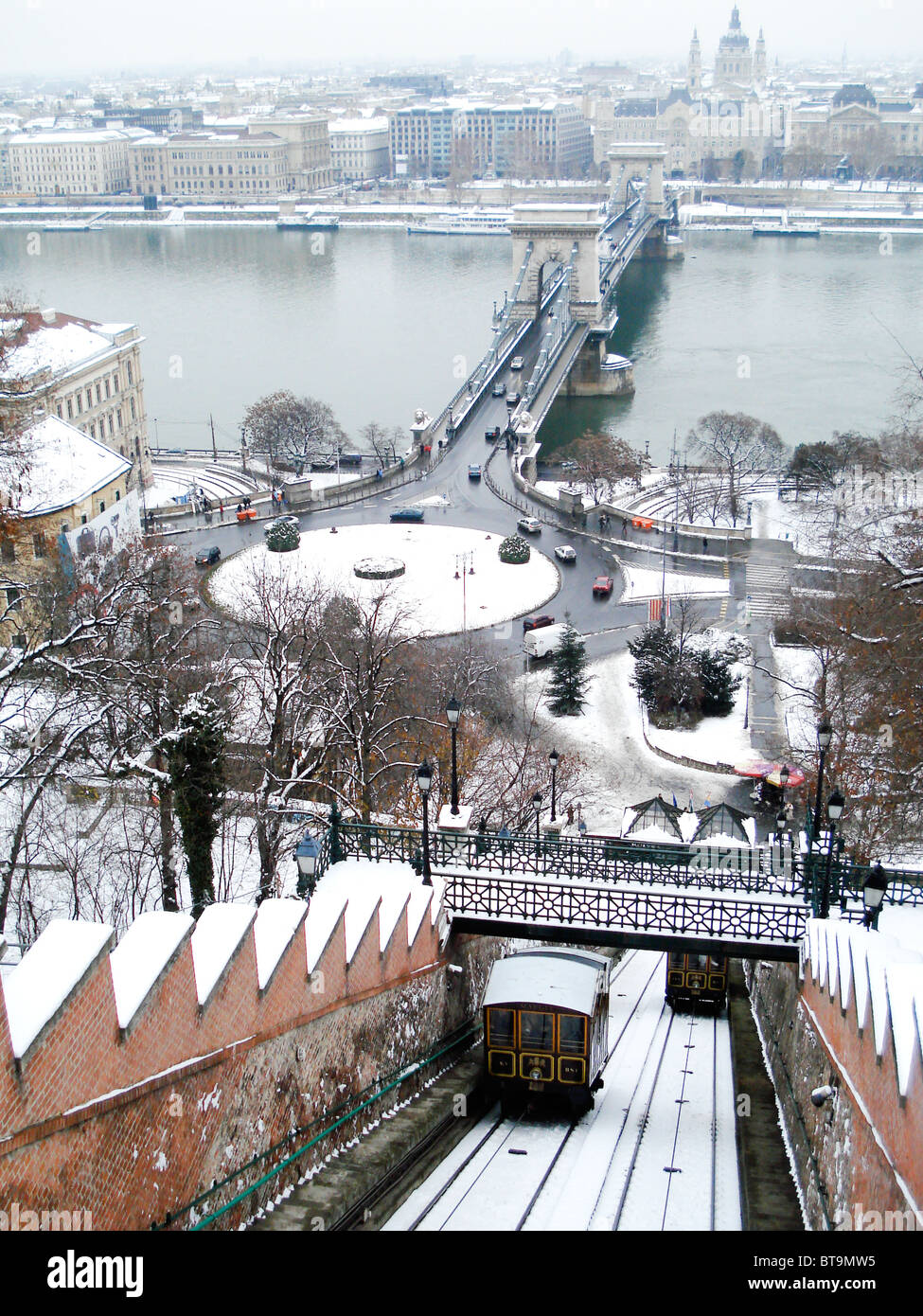 Vista la Funicolare / inclinarsi ferroviarie, da Budapest castello, con vista della catena Széchenyi Bridge e il parlamento, Ungheria Foto Stock