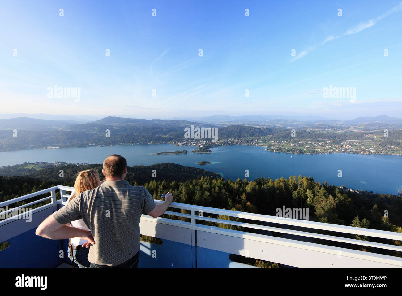 Lago Woerth, vista dalla torre di vedetta sulla montagna Pyramidenkogel, Carinzia, Austria, Europa Foto Stock