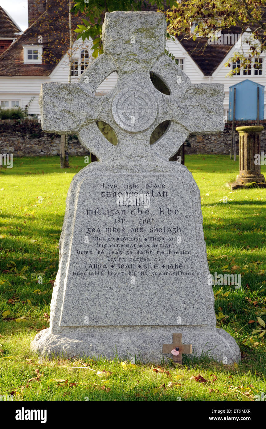 Spike Milligan la sua tomba nel cimitero storico di San Tommaso martire, Winchelsea, East Sussex. Foto Stock