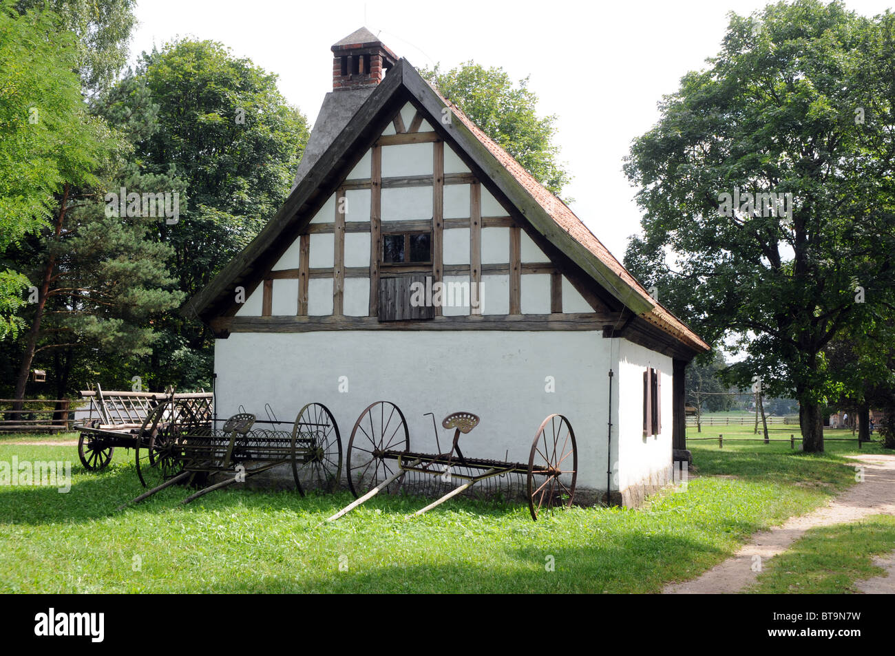 Inizio del XIX secolo del fabbro il negozio da Masuria regione l'architettura popolare Museo e Parco Etnografico in Olsztynek, Polonia Foto Stock