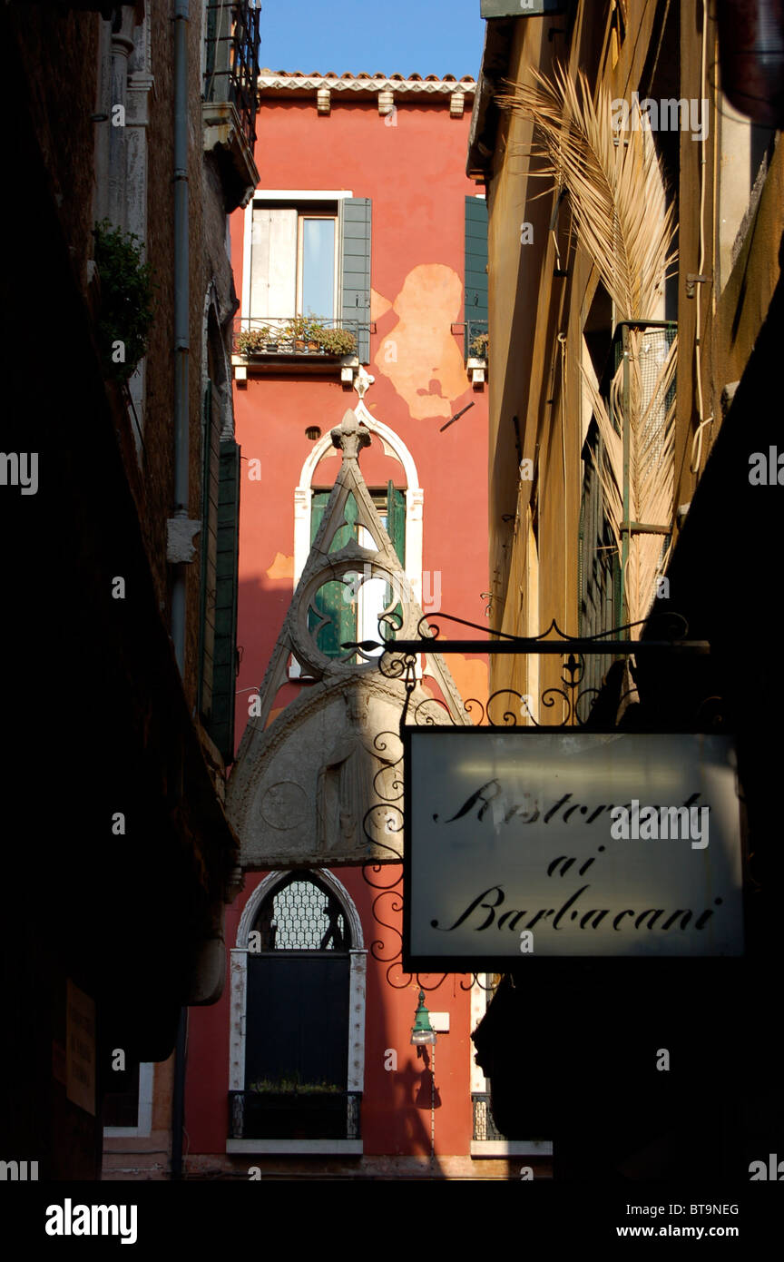 Una strada posteriore vicino al Ponte di Rialto, Venezia, Italia con restaurant sign in primo piano " Ristorante ai Barbacani'. Foto Stock
