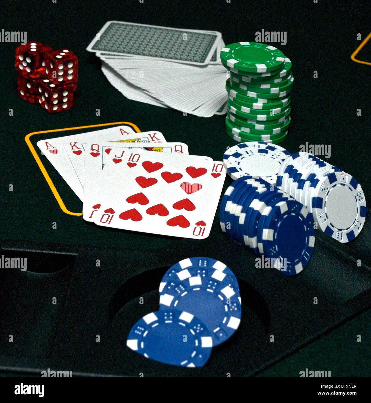 Poker chips cards tabella stabilite per la riproduzione Foto Stock