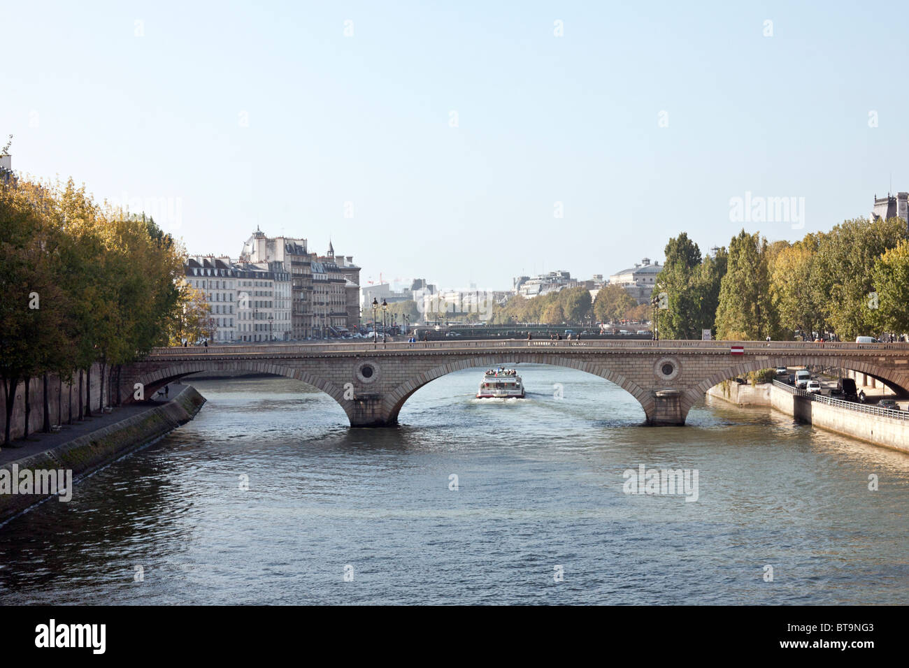 Vista di archi graziosi Pont Louis Philippe & Ile de la Cite oltre, con Quai de Bourbon in primo piano a sinistra & destra expressway Foto Stock
