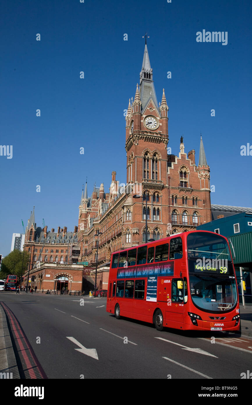Red double-decker bus, Kings Cross St Pancras. Londra. In Inghilterra. Foto Stock