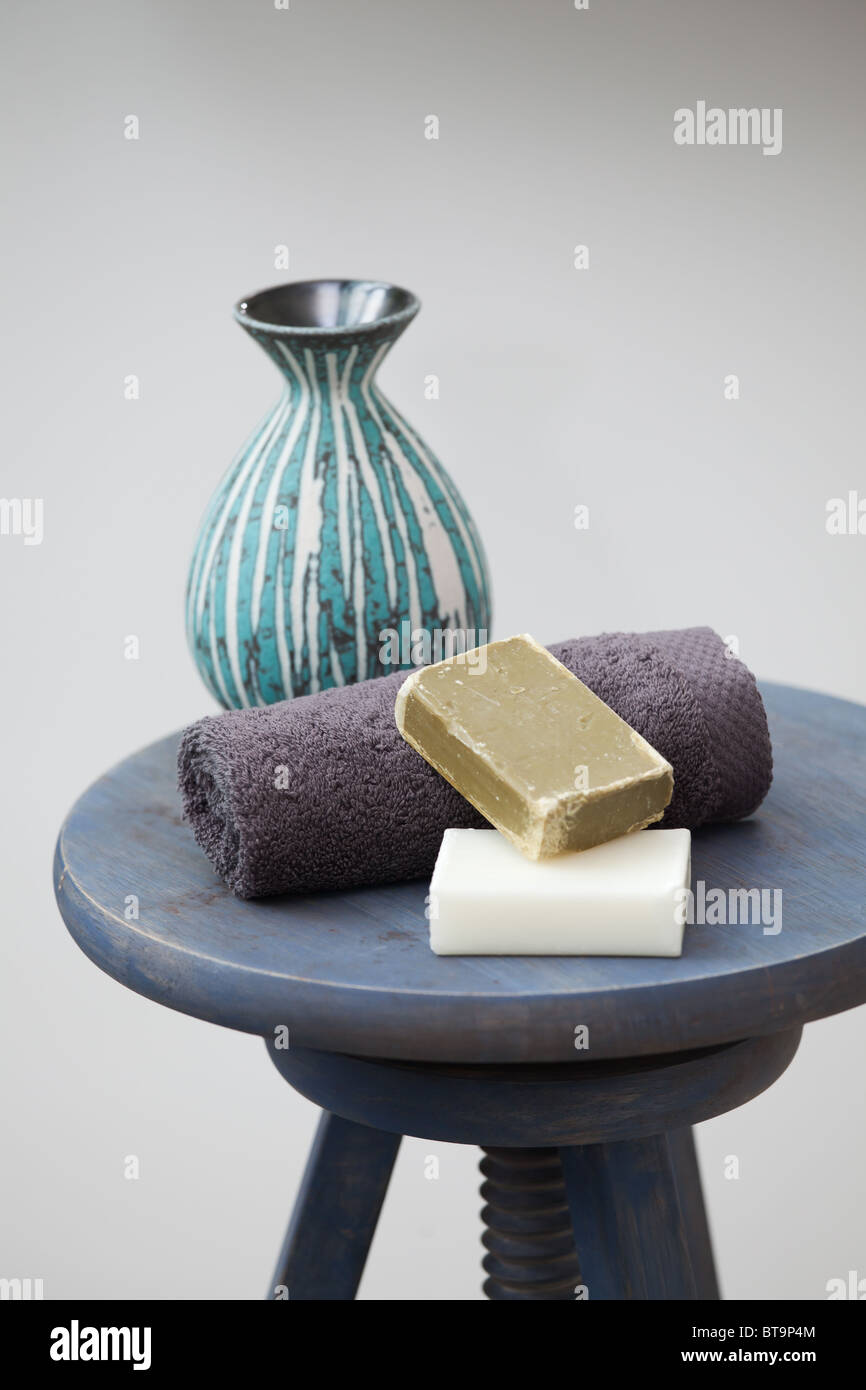 Bagno ancora vita con sapone e asciugamani Foto Stock